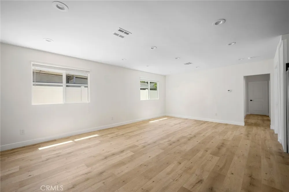 6849 De Celis Place Van Nuys, CA 91406