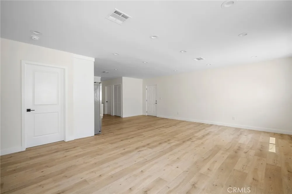 6849 De Celis Place Van Nuys, CA 91406