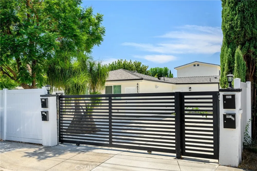 6849 De Celis Place Van Nuys, CA 91406