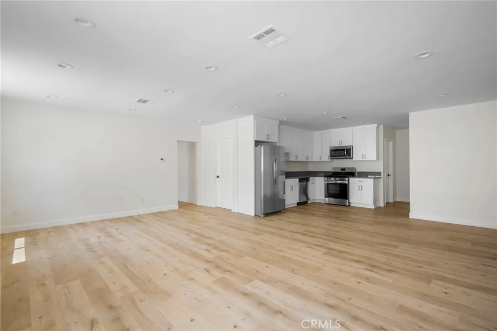 6849 De Celis Place Van Nuys, CA 91406