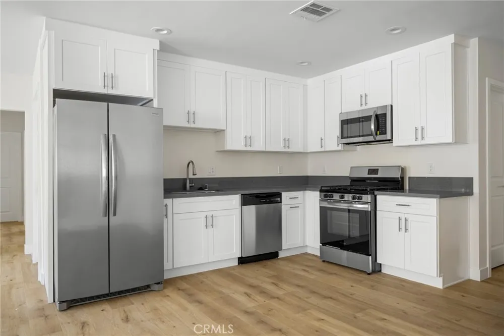 6849 De Celis Place Van Nuys, CA 91406