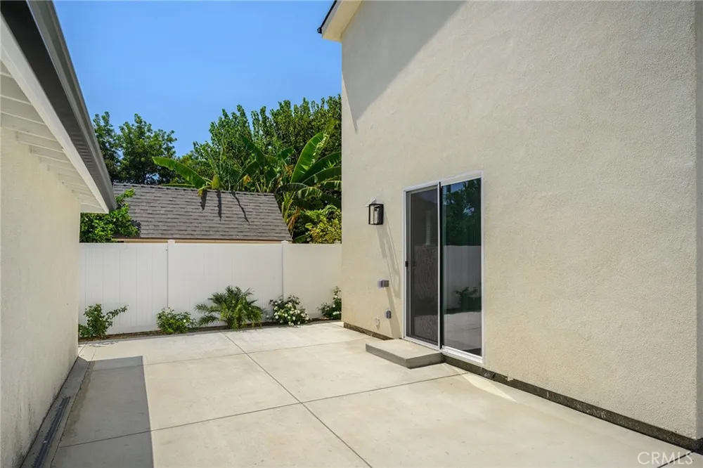 6849 De Celis Place Van Nuys, CA 91406
