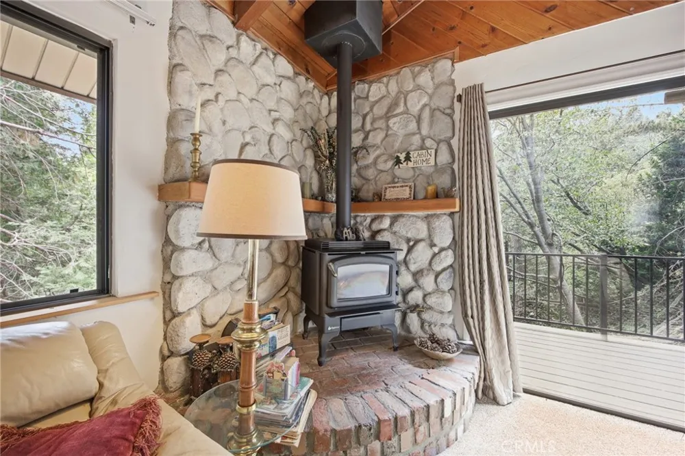 779 Virginia Court Lake Arrowhead, CA 92352