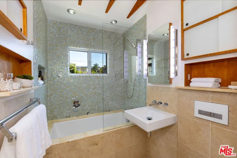 2458 Walnut Avenue Venice, CA 90291