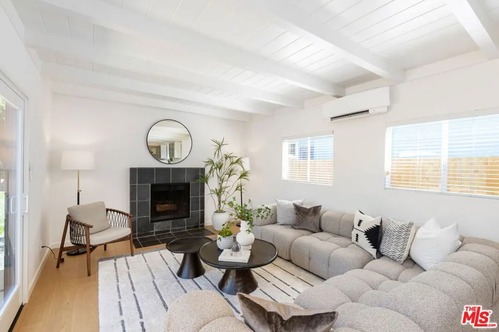 2458 Walnut Avenue Venice, CA 90291