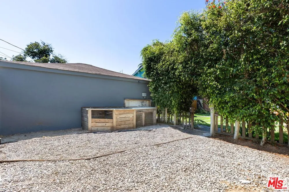 2458 Walnut Avenue Venice, CA 90291