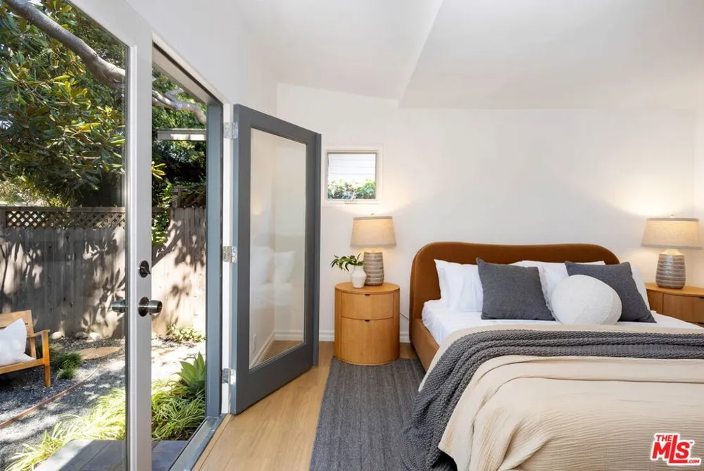 2458 Walnut Avenue Venice, CA 90291