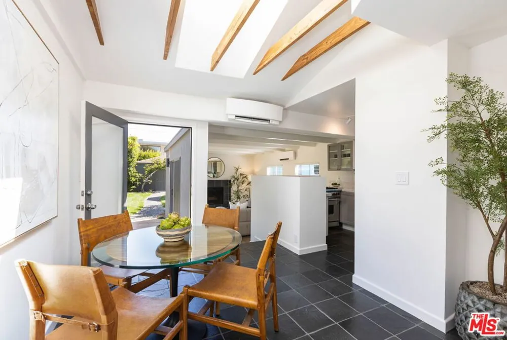 2458 Walnut Avenue Venice, CA 90291
