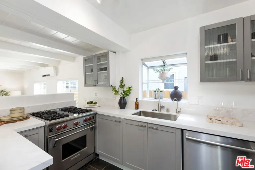 2458 Walnut Avenue Venice, CA 90291