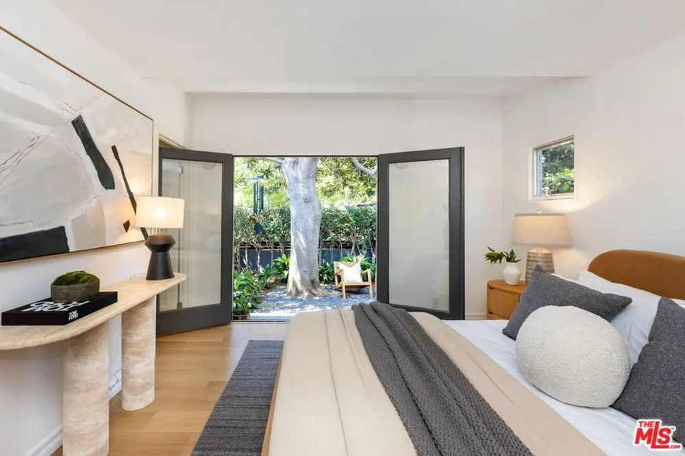2458 Walnut Avenue Venice, CA 90291