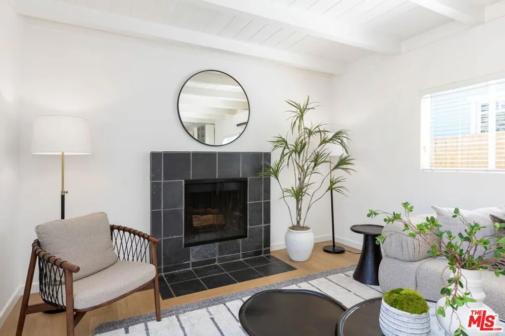 2458 Walnut Avenue Venice, CA 90291