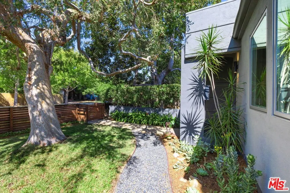 2458 Walnut Avenue Venice, CA 90291