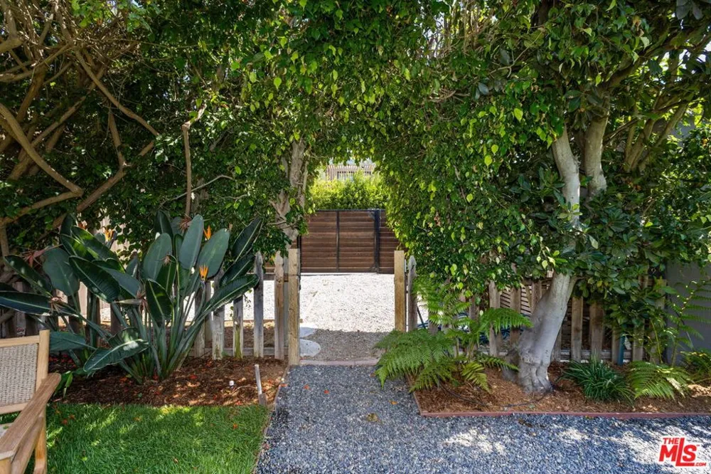 2458 Walnut Avenue Venice, CA 90291