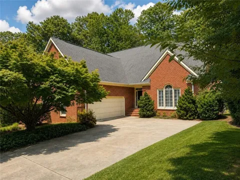 3795 Ashford Trail NE