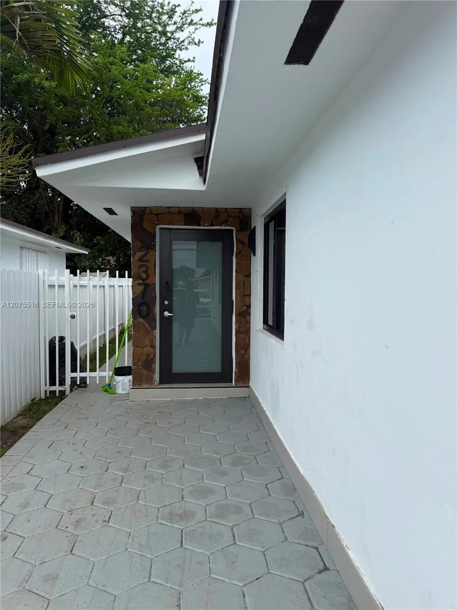 2370 NW 33rd St #2370 Miami, FL 33142