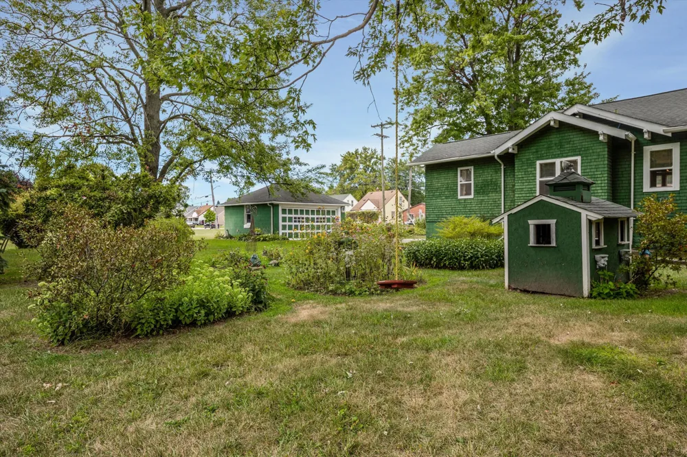 18710 Common Road Roseville City, MI 48066