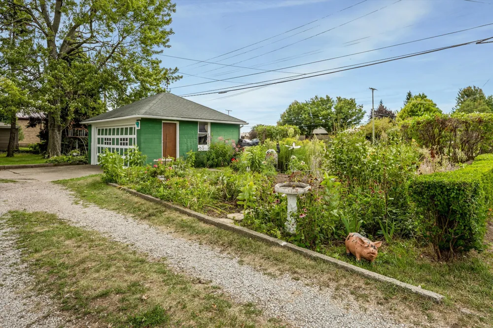 18710 Common Road Roseville City, MI 48066