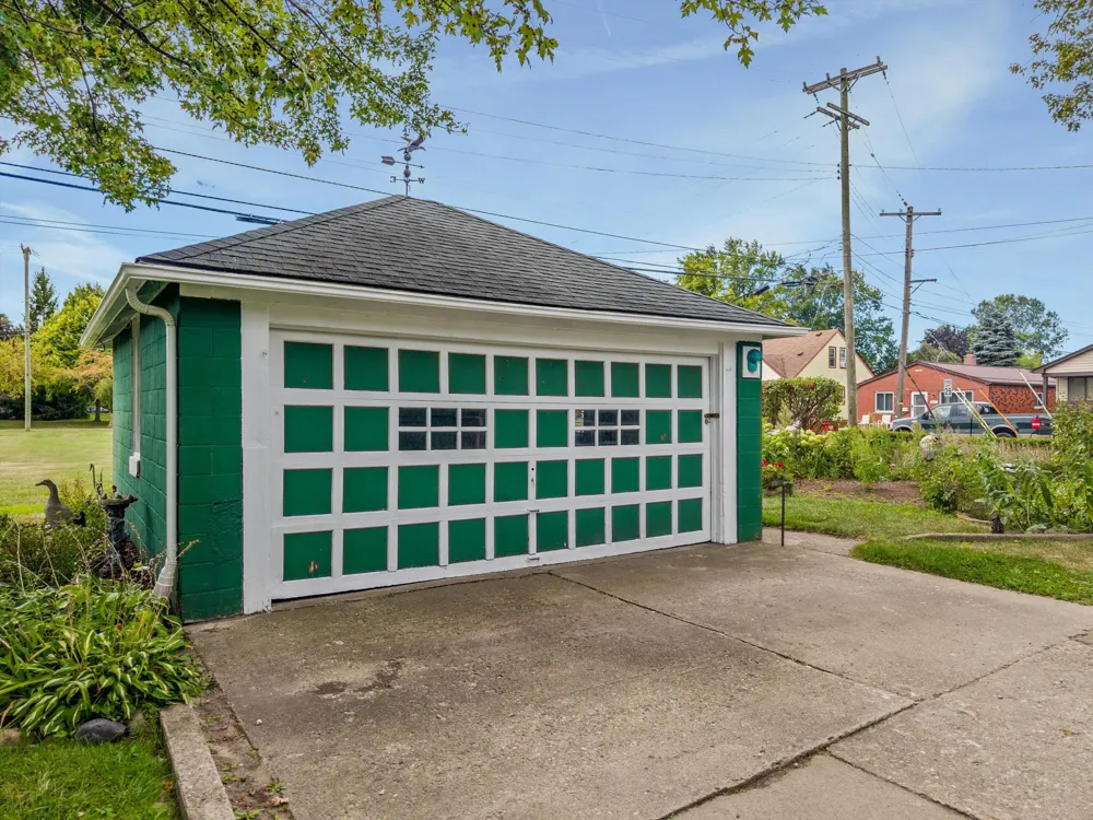 18710 Common Road Roseville City, MI 48066