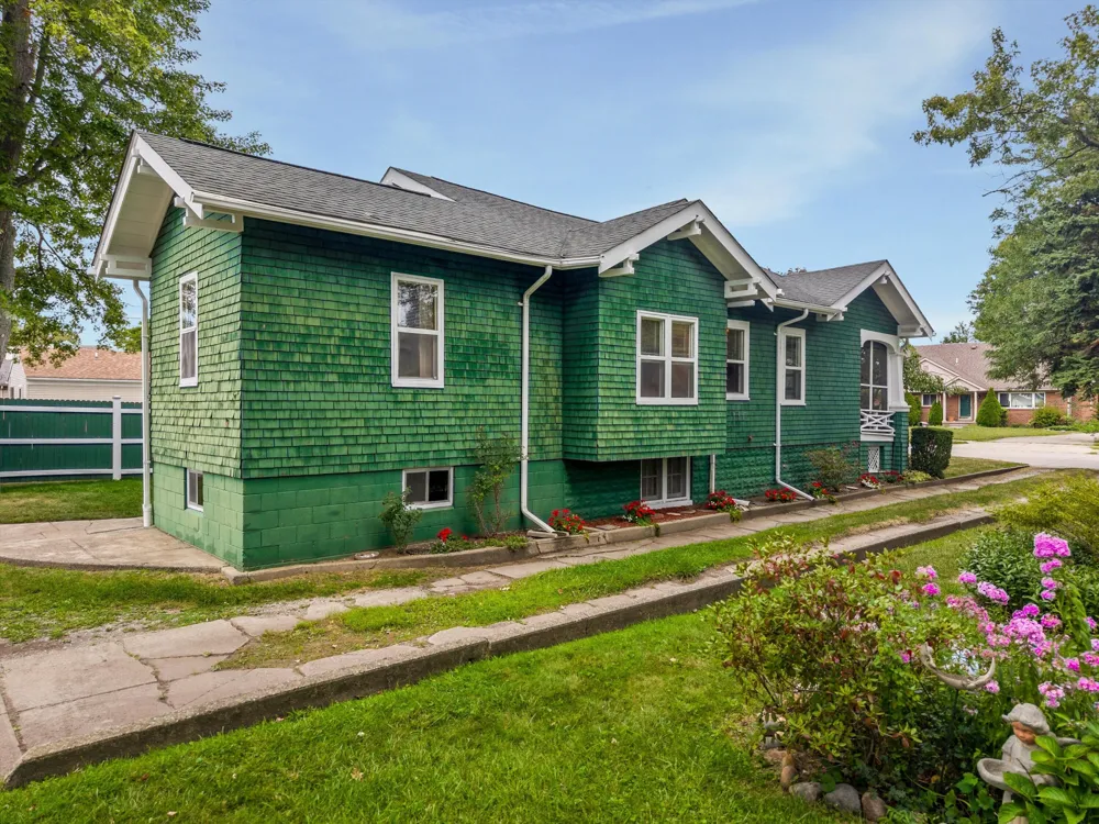 18710 Common Road Roseville City, MI 48066