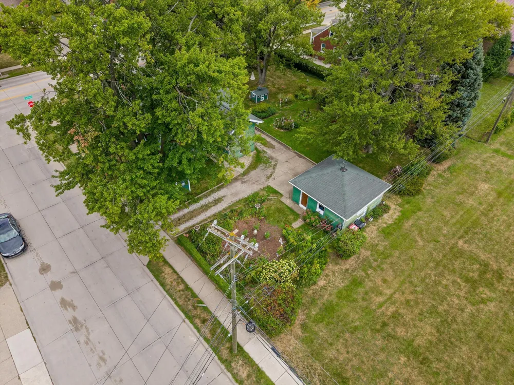 18710 Common Road Roseville City, MI 48066