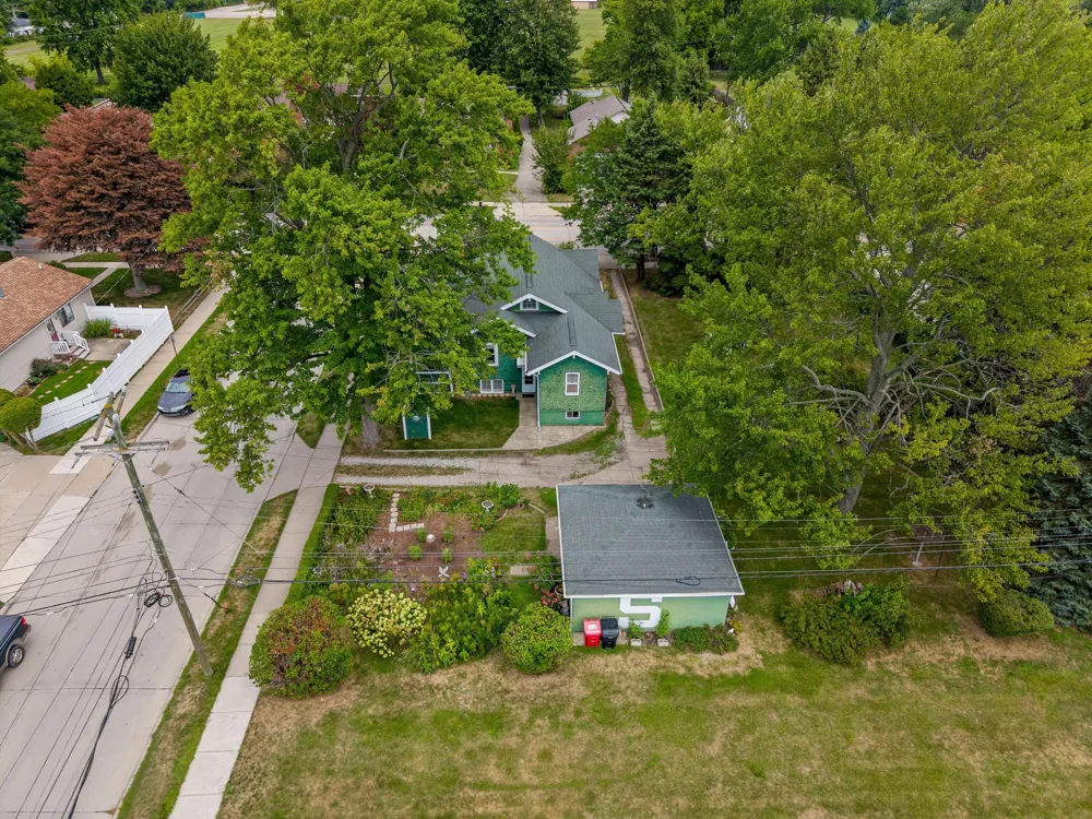 18710 Common Road Roseville City, MI 48066