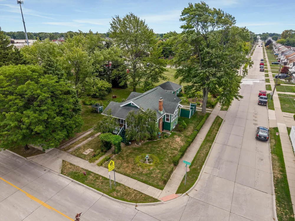 18710 Common Road Roseville City, MI 48066