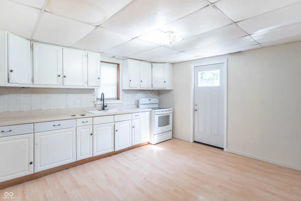938 S Dupont Place West Terre Haute, IN 47885