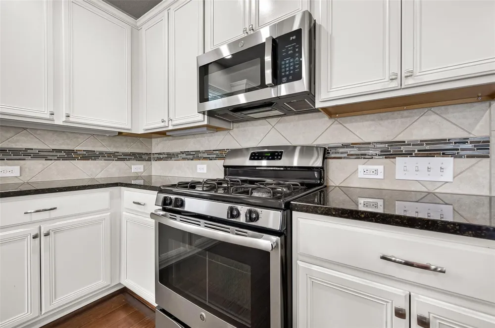104 Long Meadow Court Clute, TX 77531