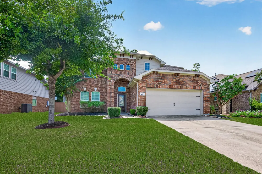 104 Long Meadow Court Clute, TX 77531