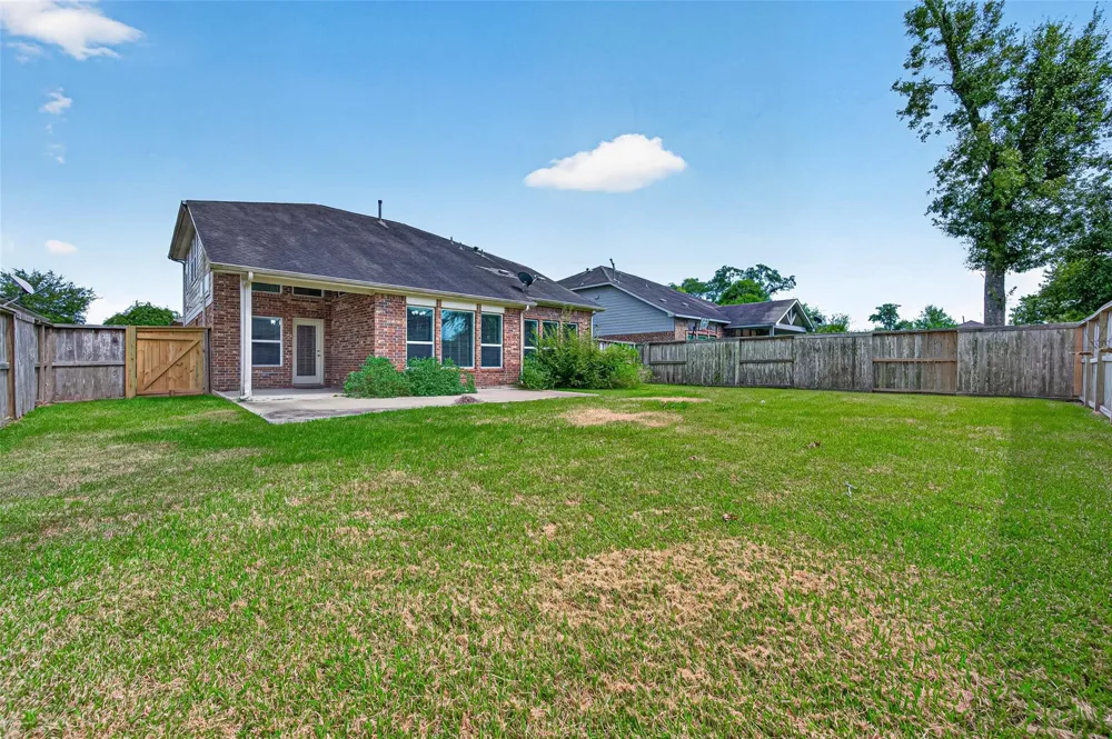 104 Long Meadow Court Clute, TX 77531