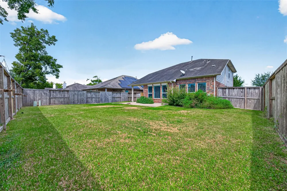 104 Long Meadow Court Clute, TX 77531