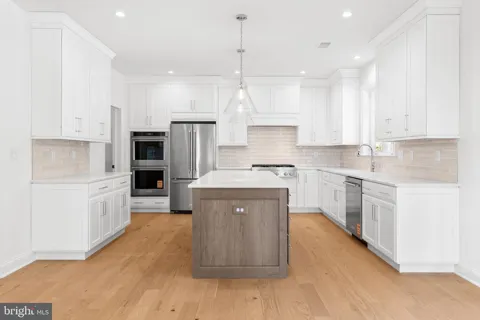 101 LEXINGTON MANOR