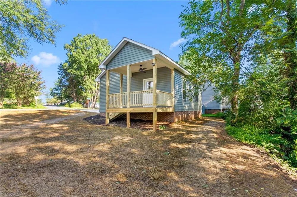 1305 E Willowbrook Drive Burlington, NC 27215