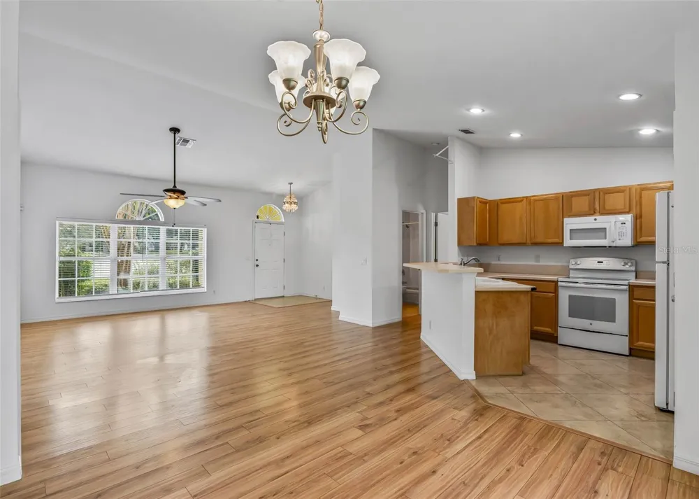 5123 GROVE MANOR Lady Lake, FL 32159