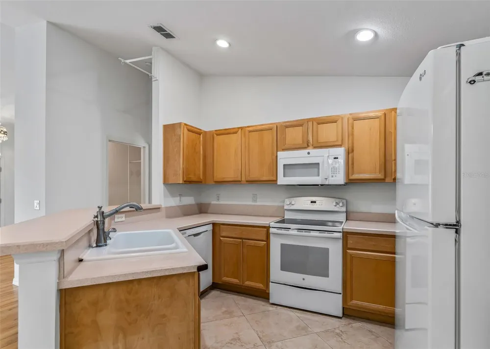 5123 GROVE MANOR Lady Lake, FL 32159