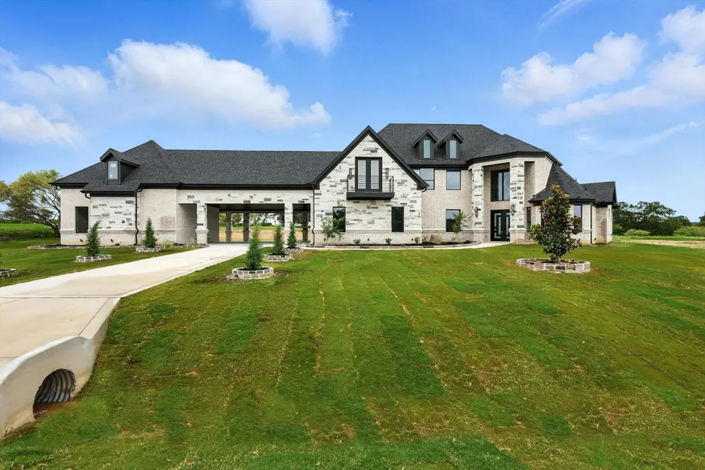 5005 Glenoaks Court Weatherford, TX 76088