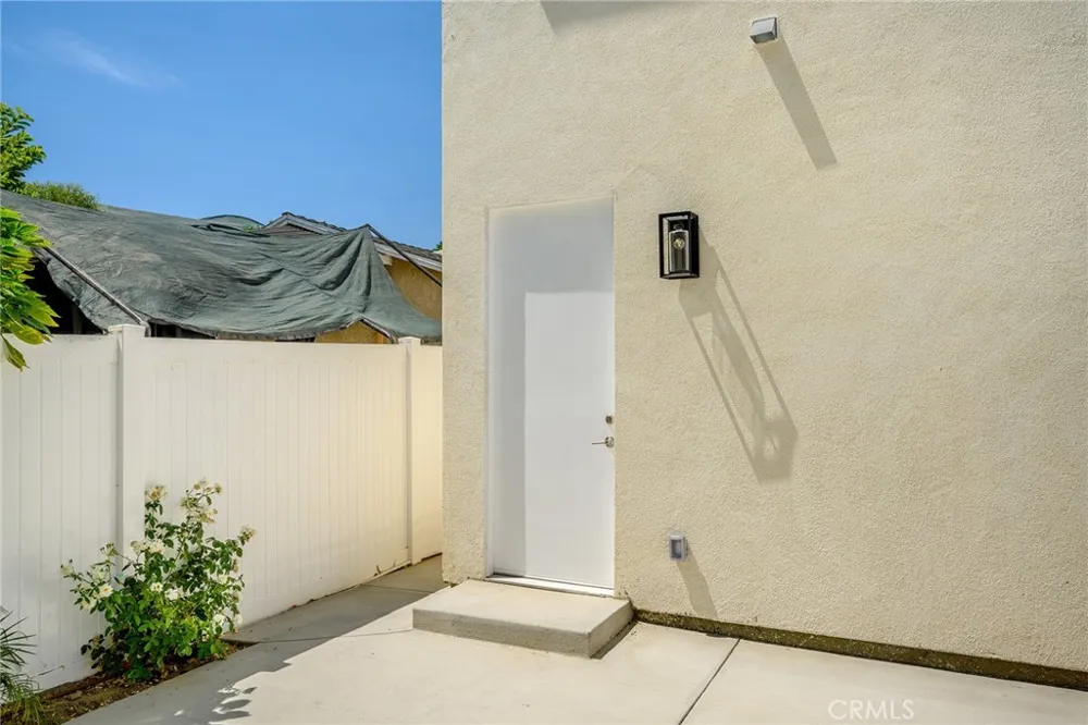 6851 De Celis Place Van Nuys, CA 91406