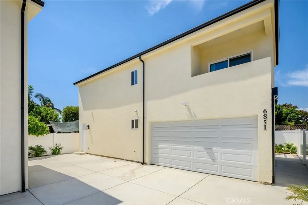 6851 De Celis Place Van Nuys, CA 91406