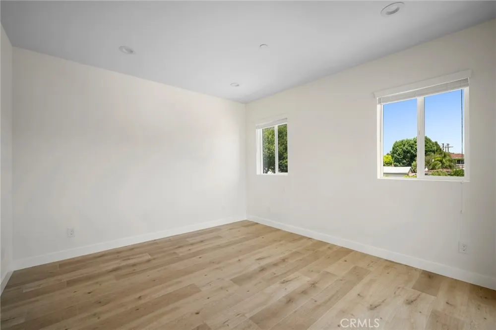 6851 De Celis Place Van Nuys, CA 91406