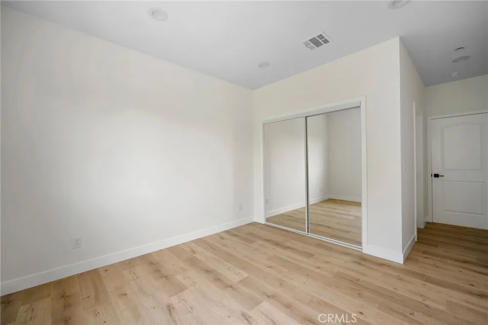 6851 De Celis Place Van Nuys, CA 91406