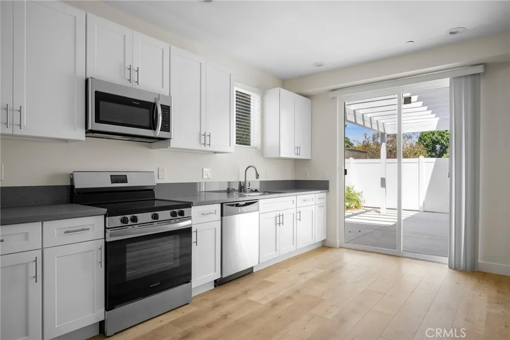 6851 De Celis Place Van Nuys, CA 91406