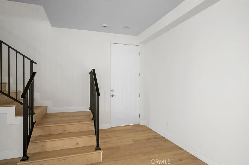 6851 De Celis Place Van Nuys, CA 91406