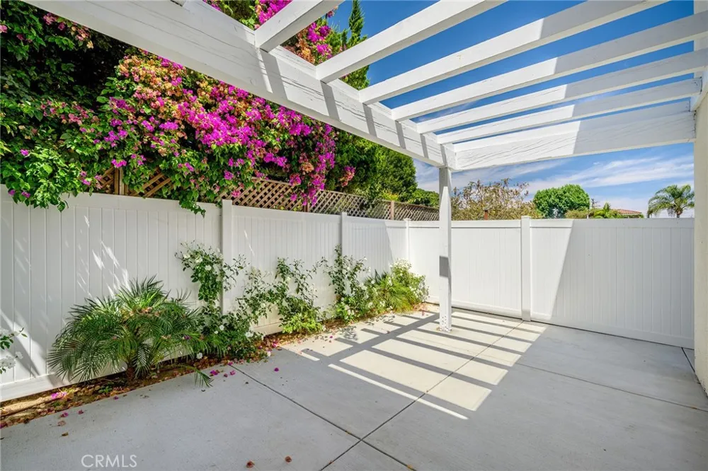 6851 De Celis Place Van Nuys, CA 91406