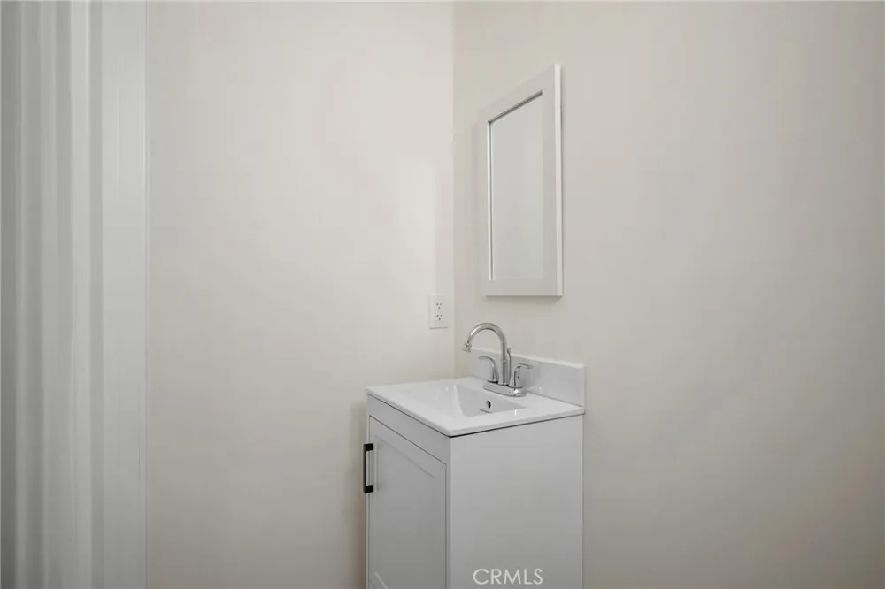 6851 De Celis Place Van Nuys, CA 91406
