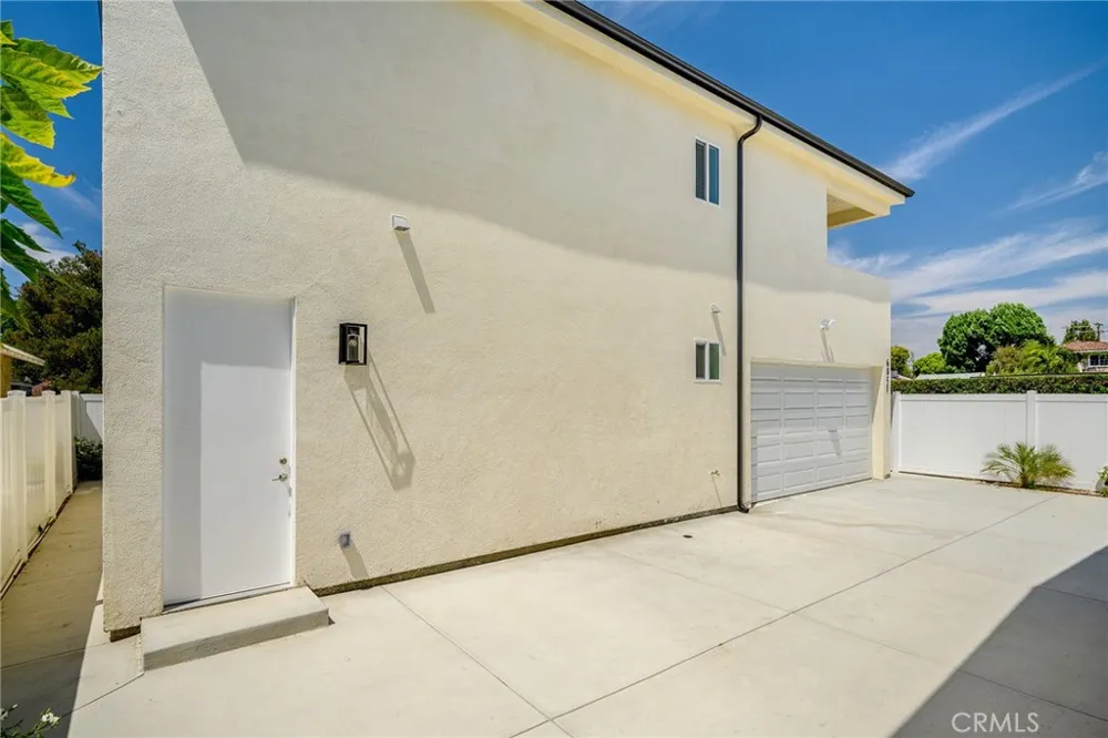6851 De Celis Place Van Nuys, CA 91406