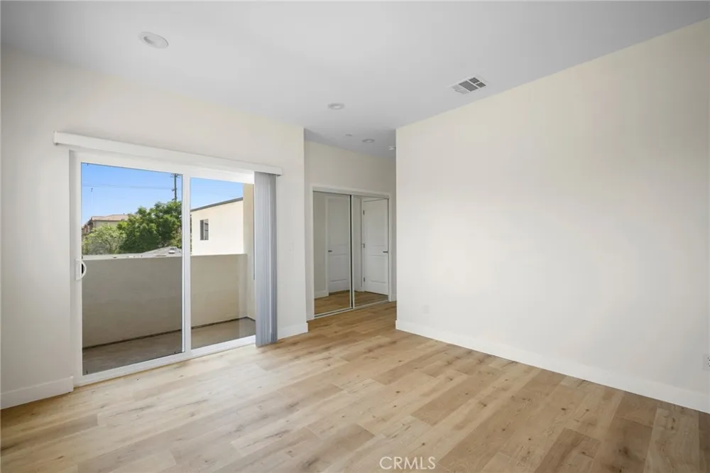 6851 De Celis Place Van Nuys, CA 91406