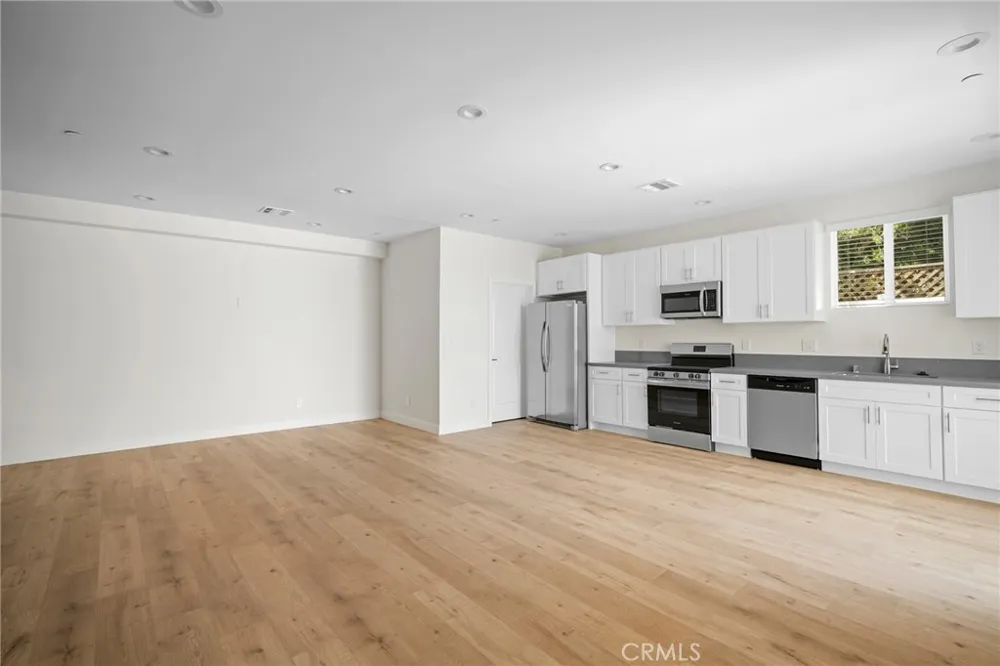6851 De Celis Place Van Nuys, CA 91406