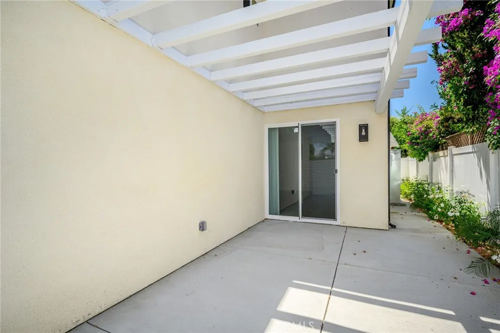 6851 De Celis Place Van Nuys, CA 91406