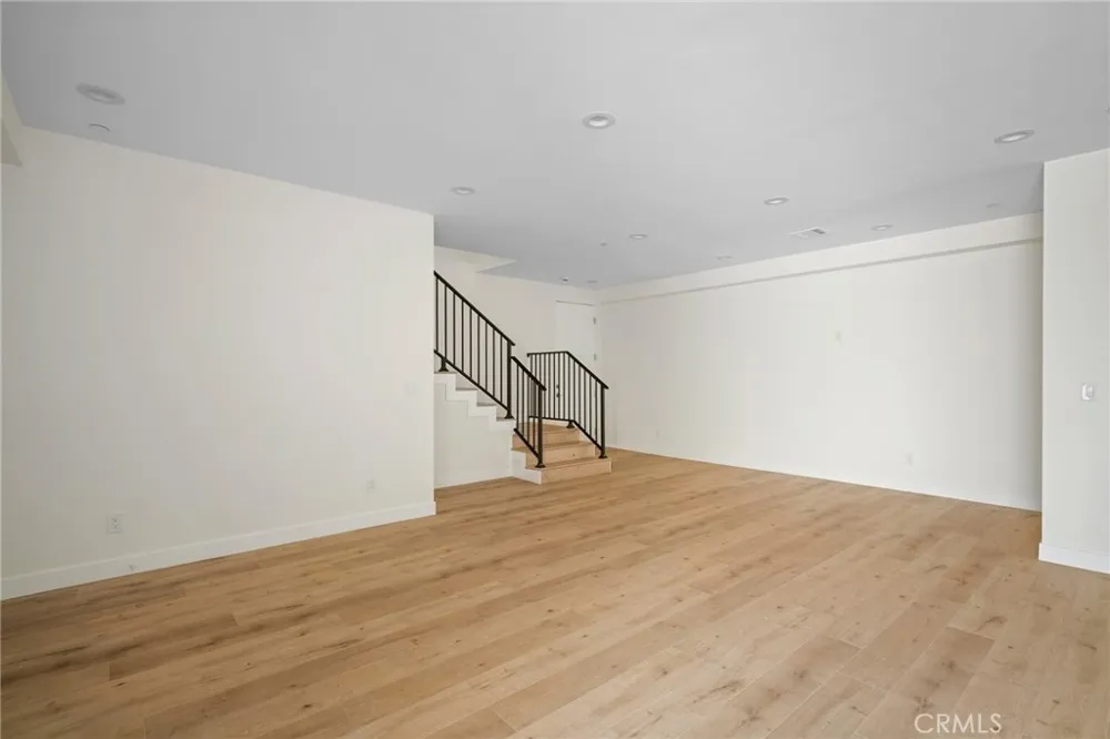 6851 De Celis Place Van Nuys, CA 91406