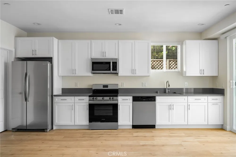 6851 De Celis Place Van Nuys, CA 91406